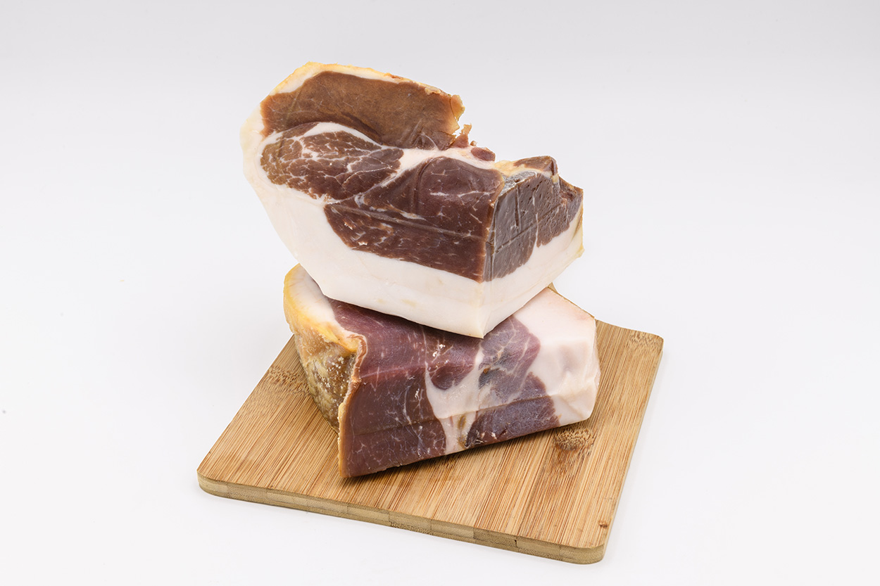 Caissette de Porc Noir de Bigorre (5.5kg) - Producteur de porc noir de  Bigorre AOP - La ferme Vignécoise